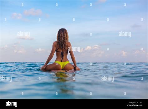 Glückliches Mädchen im Bikini haben sie Spaß vor dem Surfen Surfer Girl auf Surfboard sitzen