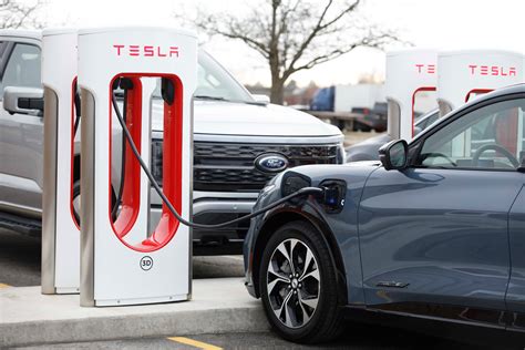 Ford CEO tests out Tesla NACS adaptor at a Supercharger site - TESLARATI