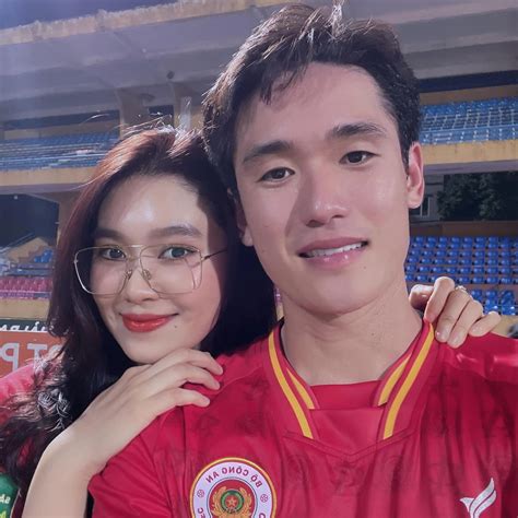 Vợ trung vệ Huỳnh Tấn Sinh Xinh như hot girl là nhân viên văn phòng Báo Dân trí