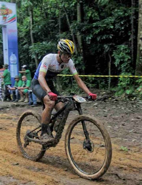 Tercepat Atlet Balap Sepeda Subang Rafika Dulang Medali Emas Porpov