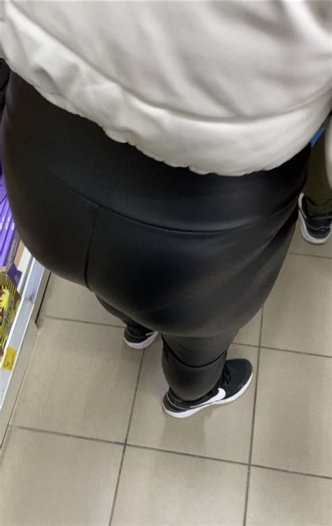 Milf In Shiny Leather Leggings Spandex Leggings Yoga Pants Forum