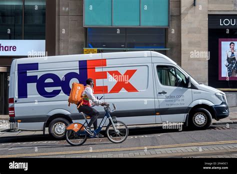 Fedex Van Hi Res Stock Photography And Images Alamy