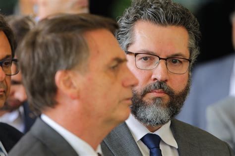 Bolsonaro anuncia Ernesto Araújo como ministro das Relações Exteriores