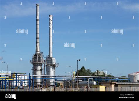 Refinery Pipelines Hi Res Stock Photography And Images Alamy