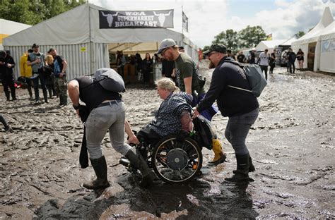 Wacken 2023 Einlass Stopp für alle Schlamm Chaos Fotos