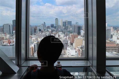 窓の前に座っている人の写真・画像素材[2270433] Snapmart（スナップマート）