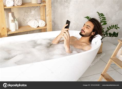 Joven Hombre Desnudo Viendo Vídeo Desplazándose Teléfono Inteligente