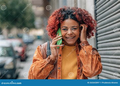 Garota Latina Na Rua Telefone Celular Imagem De Stock Imagem De Alegria Sorrir