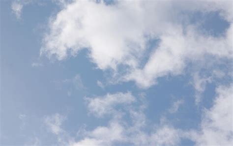 Un Cielo Azul Con Nubes Y Una Nube Blanca Foto Premium