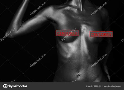 Cuerpo desnudo en una pintura de cuerpo plateado fotografía de stock