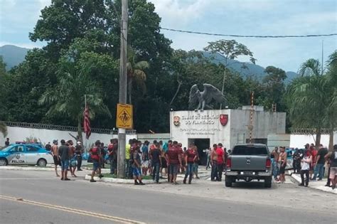 Torcedores Do Flamengo Protestam No Ct Time Sem Vergonha Metr Poles