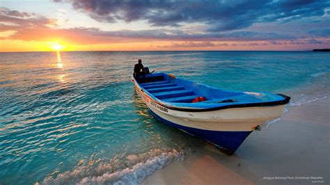 Boat In Jaragua National Park Strand Wallpaper Boat Wallpaper Beach