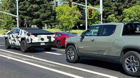 Tesla Cybertruck Looks Deceptively Tiny Before Utilitarian R T Electric