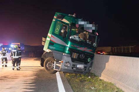 Totalsperre Der Westautobahn Nach Tanklastwagenunfall