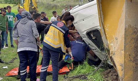 Freni boşalan hafriyat kamyonu şarampole devrildi Zonguldak Pusula