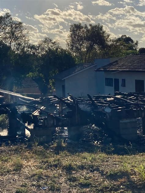 Residência de madeira é completamente destruída por incêndio em Içara