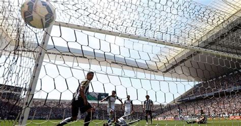 NÚMEROS Veja quem se salvou no Santos na derrota para o Corinthians