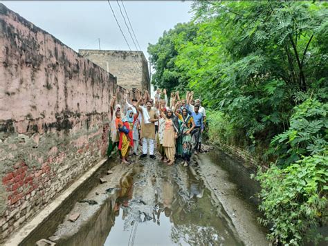 बरसात गांव के ग्रामीणों का जीवन नारकीयअधिकारियों एवं ठेकेदार की मनमानी के विरोध में प्रदर्शन।