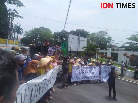 Puluhan Korban Mafia Tanah Desa Malang Sari Demo Di Kejati