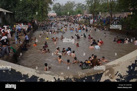 Lahore Pakistan 12 Juni 2016 Eine große Anzahl von Menschen in