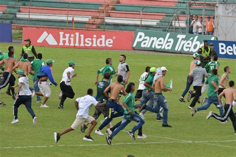 Hinchas Del Cali Invaden La Cancha Para Agredir A Los Jugadores En