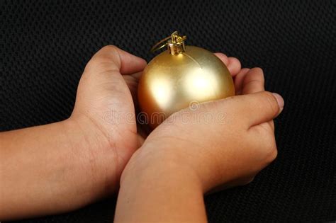 Bola De Los Chrismas Del Control De La Mano De La Mujer Imagen De