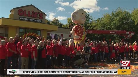 Ollie S Bargain Outlets Set The Record For World S Largest Bobblehead