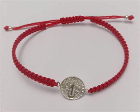 Pulsera Tejida En Hilo Rojo Encerado Con Medalla San Benito Plata