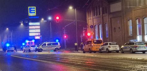 Schwerer Unfall In Der Merseburger Stra E Polizeiauto Auf