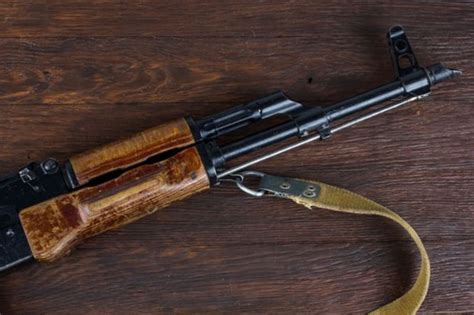 Útočná puška AK-47 vyniká spolehlivostí a jednoduchostí konstrukce ...
