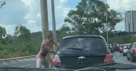 Vídeo registra briga de trânsito em rodovia que dá acesso a Nova Lima