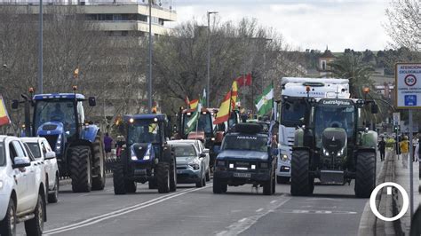 La tractorada de los agricultores este domingo en Córdoba en imágenes