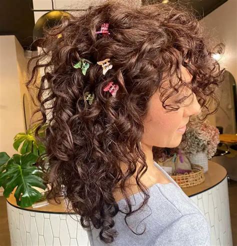 25 Trendy Butterfly Clip Hairstyles To Embrace The 90s Era