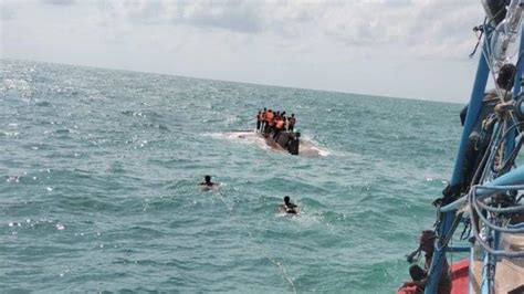 BREAKING NEWS Kapal Nelayan Asal Karimun Terbalik Di Perairan Lingga