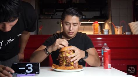 Hamburguesa mortal youtuber comió 10 mil calorías en menos de 5 minutos