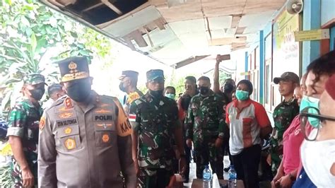 Kapolda NTT Terjun Langsung Salurkan Bantuan Untuk Korban Erupsi Gunung