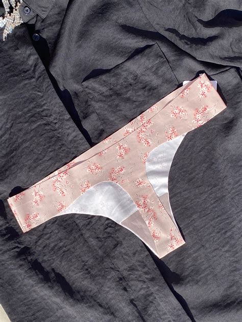 Világos virágmintás lézervágott tanga Baci Lingerie
