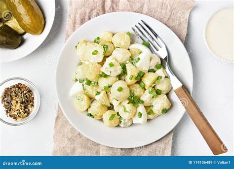 Ensalada De Patata Con Los Huevos Y La Cebolla Verde Imagen De Archivo