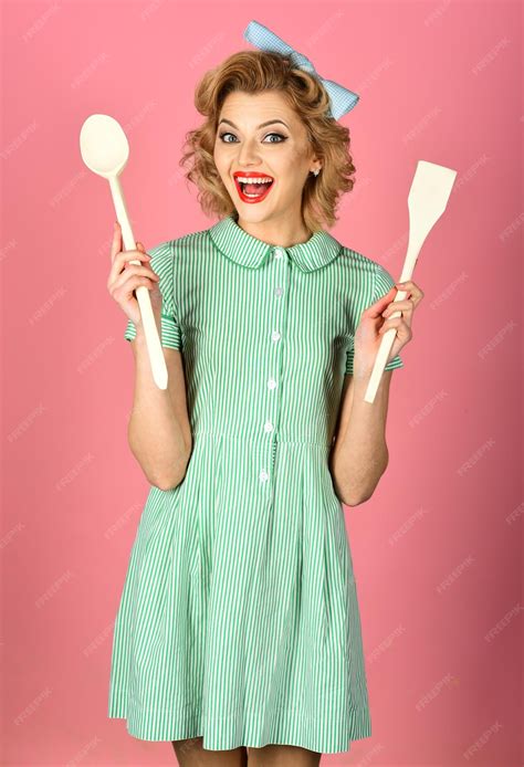 Premium Photo Retro Woman Cooking Gender Inequality Everyday Life Housework Housekeeper With