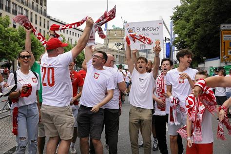 Ewakuacja Strefy Kibica W Centrum Berlina Przed Meczem Polski Z Austri