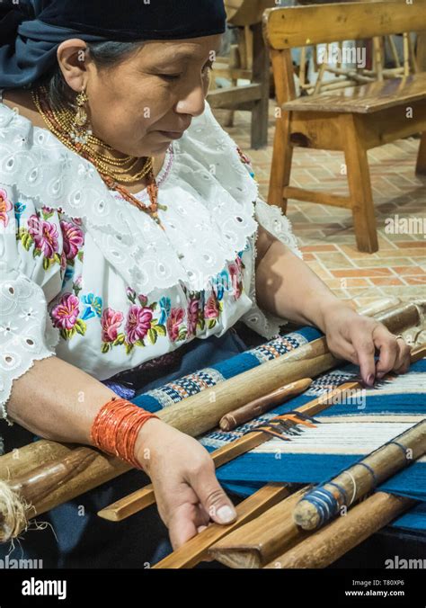 Mujer Ind Gena Tejiendo Con Telar Portables Otavalo Ecuador