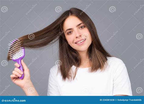 Cheveux Brossés Portrait Jeune Femme Brossant Des Cheveux Naturels