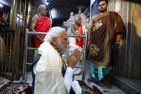 Modi Prays At Srikanteshwara Swamy Temple Poses With Priests Star Of