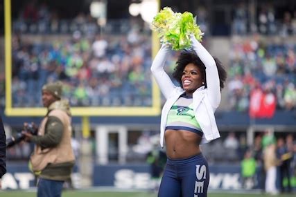 Della: Coder and Seattle Seahawks Cheerleader! - Science Cheerleaders