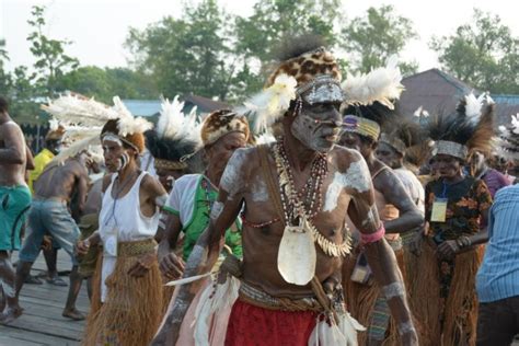 Mengenal Suku Asmat, Suku Asli Papua yang Terkenal dengan Seni Ukir ...