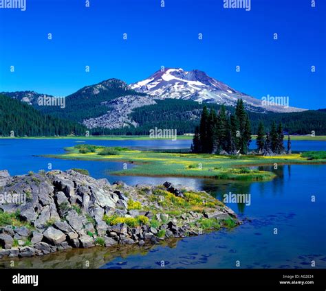 Sparks Lake In The Cascade Mountains South Sister Near Bend Oregon Usa