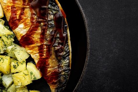 Filete De Caballa Al Horno Con Patatas En Una Sart N Foto Premium