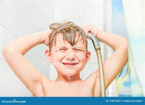 Een Kleine Jongen Baadt In De Badkamers En Reinigt Het Haar Van De