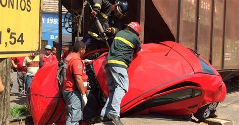 G1 Idoso sai ileso após carro ser atingido por trem no Norte de SC