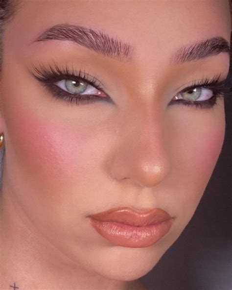 You Need To Try The Viral Reverse Cat Eye Trend Thats Blowing Up On